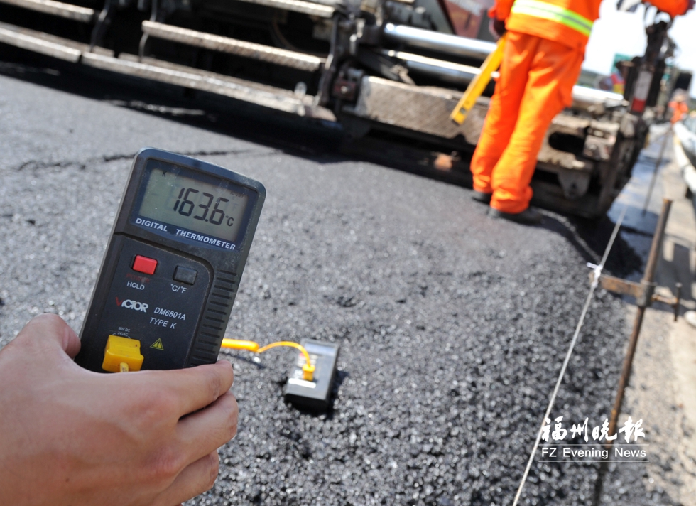 高温下养路工人的坚守,高温下坚守的公路人员