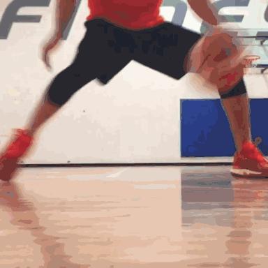 教学库里投篮动作,单手左右拉球胯下运球训练方法