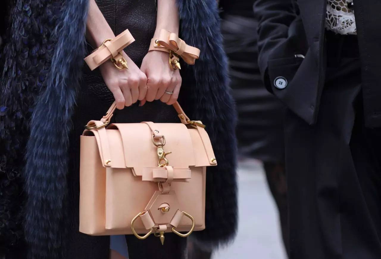 口红黑帮已向你的男友发来一份送礼清单