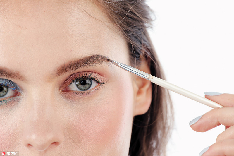 适合新手眉毛比较淡的眉笔,眉笔上色结块