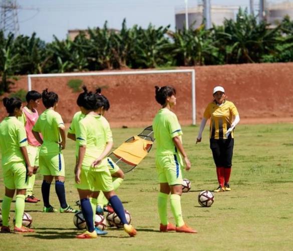 这群15岁就会结婚的女孩，一边捡垃圾一边踢球，竟连续三年勇夺世界冠军