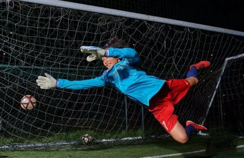 这群15岁就会结婚的女孩，一边捡垃圾一边踢球，竟连续三年勇夺世界冠军