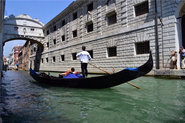 威尼斯：一半浮华，一半叹息｜跟着电影去旅行