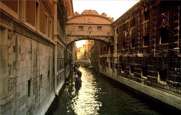 威尼斯：一半浮华，一半叹息｜跟着电影去旅行