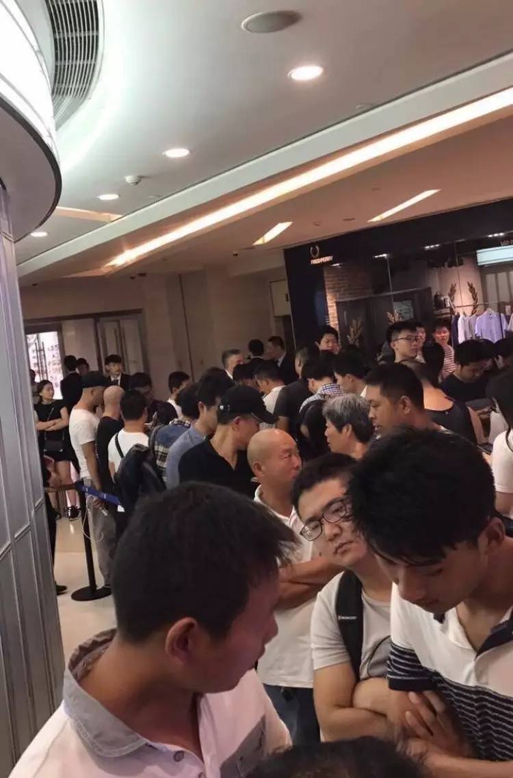 册那！国金中心LadyM一大早就排队5小时，一个2000多的价目表居然是假的……