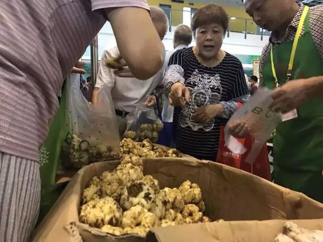 无锡吃货快去!2000多种商品,*疆新**红枣、台湾凤梨酥、阳山糯米饼分分钟抢空……看完只想立刻冲去现场!