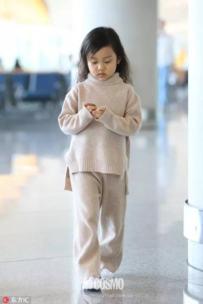 刚买完周冬雨的条纹西服,我又盯上了高圆圆的薄风衣