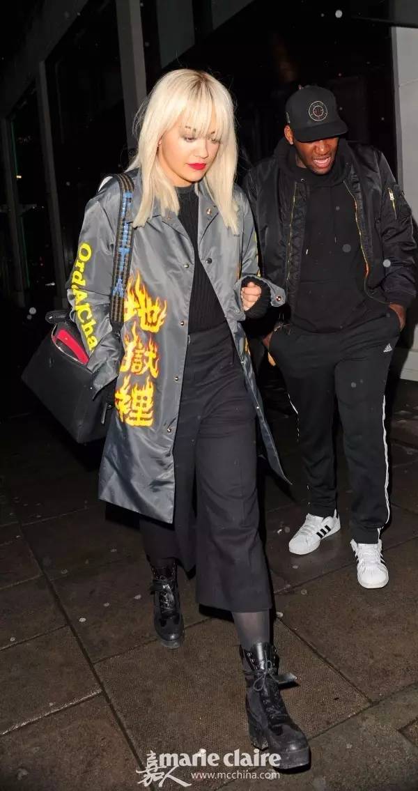 不局限哈雷和滑板文化，酷女孩需要一点“火元素”