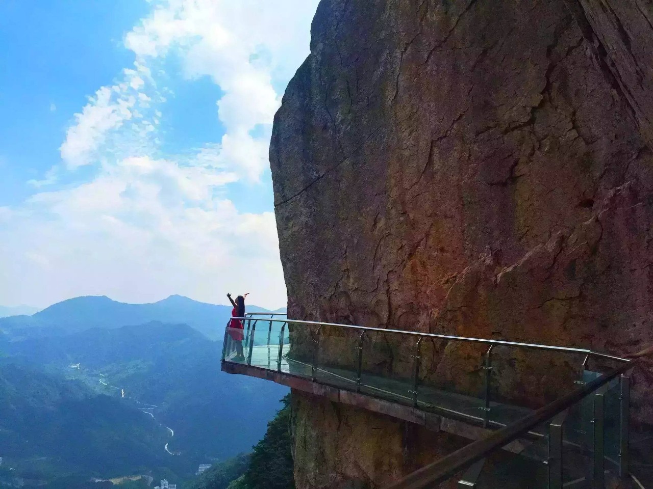 国内刺激的栈道,长假高空玻璃栈道