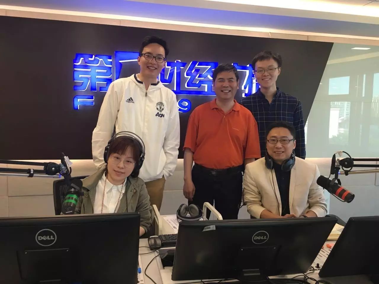 贺！《股市大家谈》荣获“年度十大指南节目”｜上海广播节