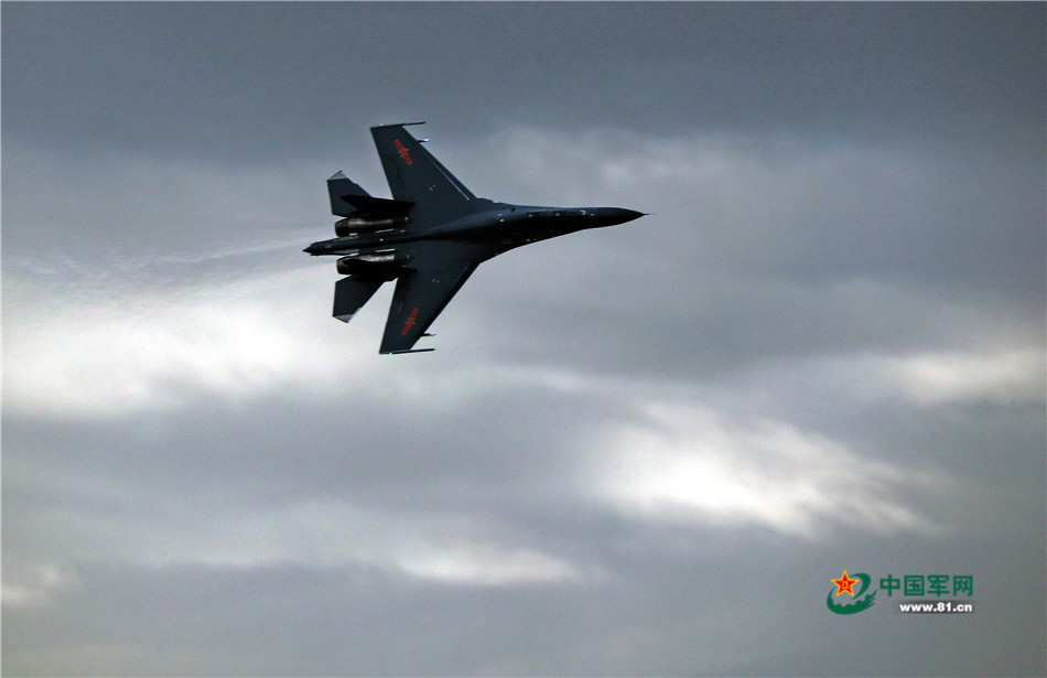 相约长空：巴方空军少将体验飞行中方先进战机