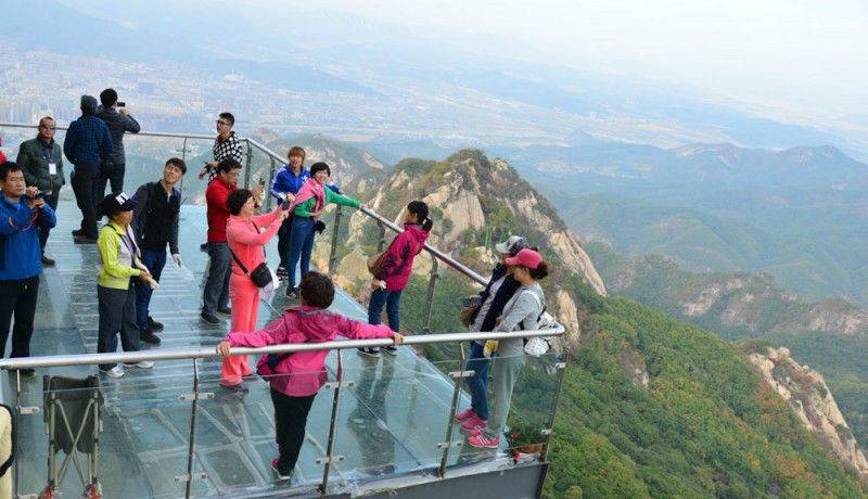 国内刺激的栈道,长假高空玻璃栈道