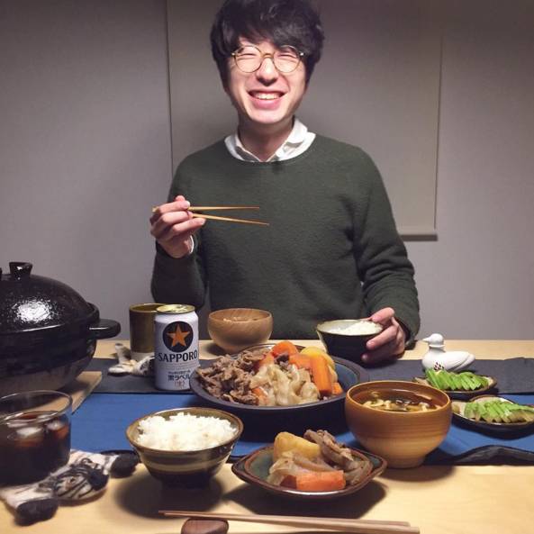 又双叒叕有一对日本小夫妻来花式撒狗粮了！只有吃到恋人用心做出的料理时才会笑得这么甜吧！