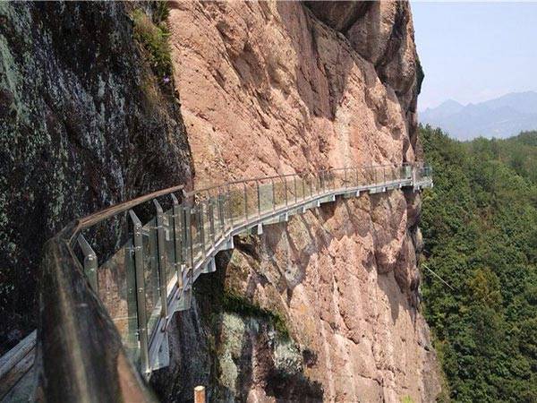 国内刺激的栈道,长假高空玻璃栈道