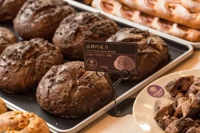 分分钟扫空，南京必吃网红酵母面包店终于盼来啦~足足70+种，雷神巧克力盐之花……杭州人又有口福了