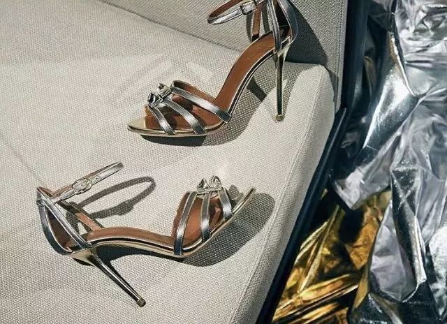 找女友只服冯绍峰，我却心疼赵丽颖找不到一双好鞋~