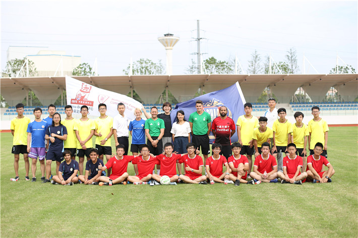 欧冠球队给诺中学生上足球课