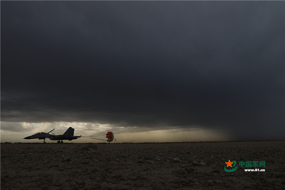 相约长空：巴方空军少将体验飞行中方先进战机