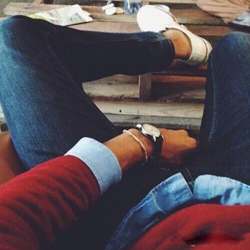 毛衣与衬衫的时髦搭配法,男士圆领蓝色毛衣搭配什么衬衫