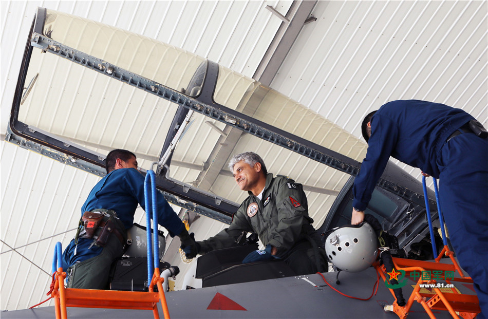 相约长空：巴方空军少将体验飞行中方先进战机