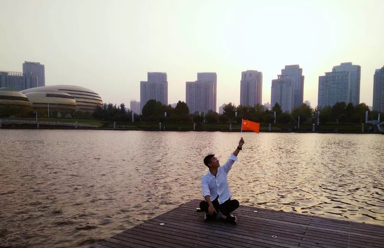 70多岁的老太太深情歌唱祖国,让我们一起歌唱祖国