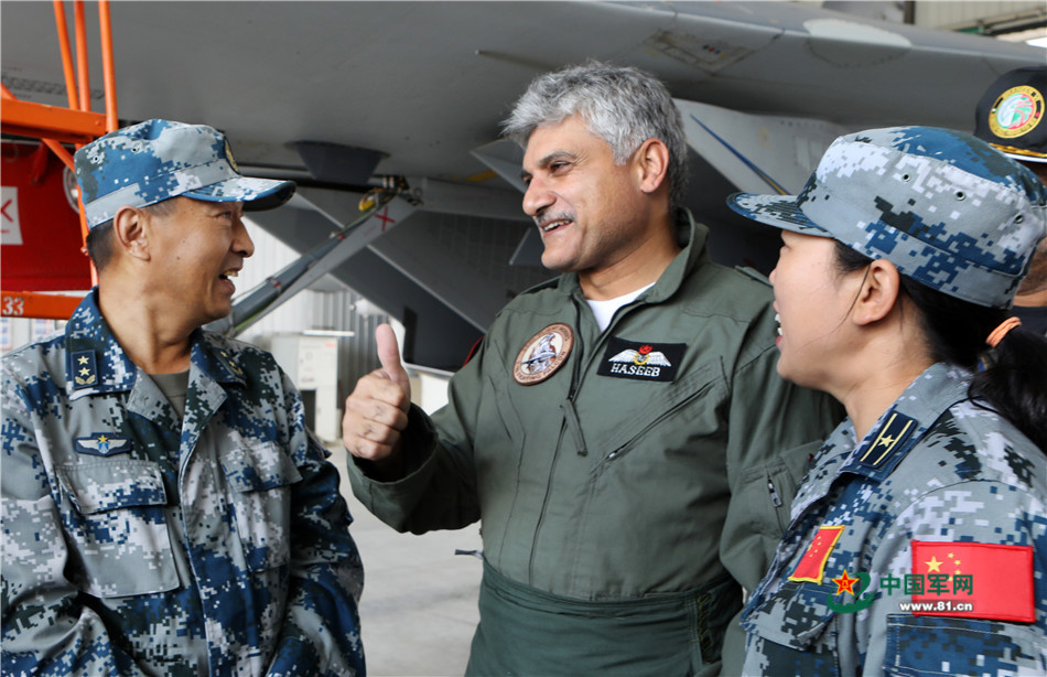相约长空：巴方空军少将体验飞行中方先进战机
