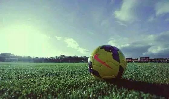 如何从一些踢球的细节看出球员的水平？