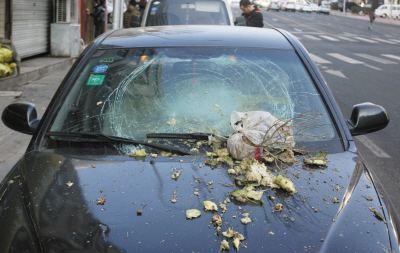 我的车停在车位上被撞了如何处理,停在车位里被别人撞了怎么弄