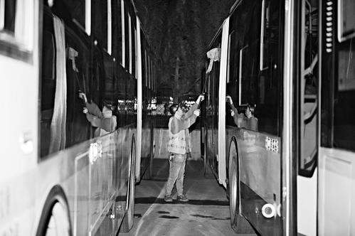 夜色渐浓，“大家伙”们陆续“回巢”,保洁员开始为它们洗去一天的风尘