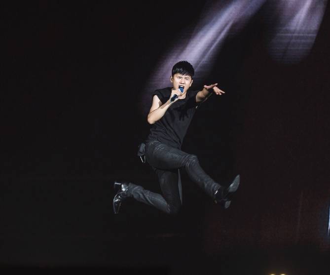 张杰鹿晗真心英雄,张杰篮球场踢足球