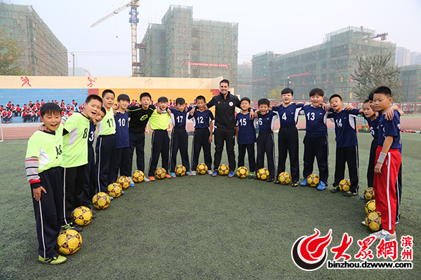 渤海中*联学**谊邯郸一中为学校足球发展注入新动力