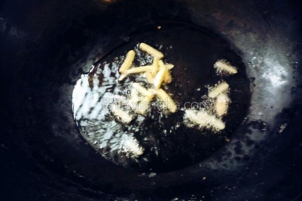 清炒虾仁怎么做视频播放,清炒虾仁焯水好还是直接过油炒