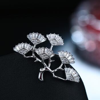 锆石是宝石的一种，由于像极了钻石，所以备受大众青睐，锆石胸光彩夺目是时尚的饰品之一，快来一起欣赏哦