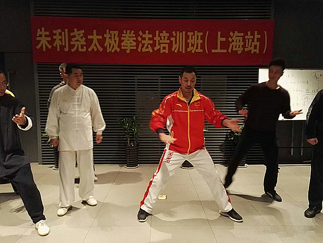 又站出来一位太极拳大师!要和搏击教练玩一玩!直言:我保证不打死你