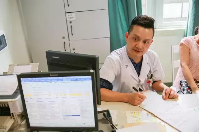 从医18年，经他手的危重疑难孕产妇何止上千？他是华西附二院“男神”教授姚强