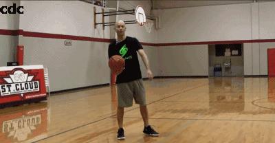 突破时防守人不往前抢怎么过人,面对重心低的防守人如何过人