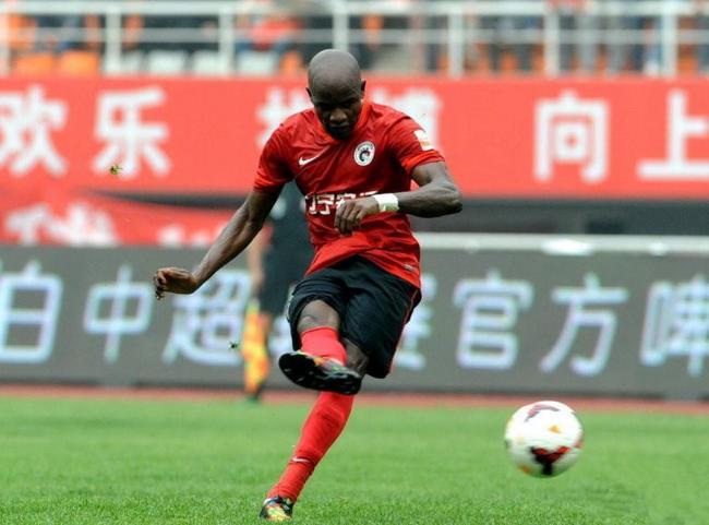 不舍得买衣服,怕家人没饭吃,上场拼到重伤,他是中超最勤勉外援