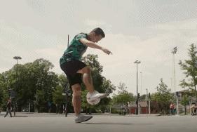 足球花式动作精彩表演,最帅的足球技巧表演教程