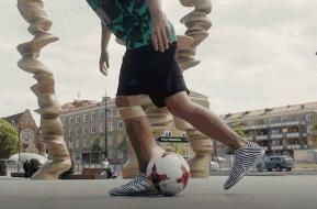 足球花式动作精彩表演,最帅的足球技巧表演教程