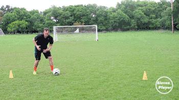 足球带球突破时需要注意什么,足球左脚踩球右脚带球转身教学