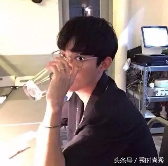 有点秃适合剪什么刘海男,秃鬓角头发软男士发型