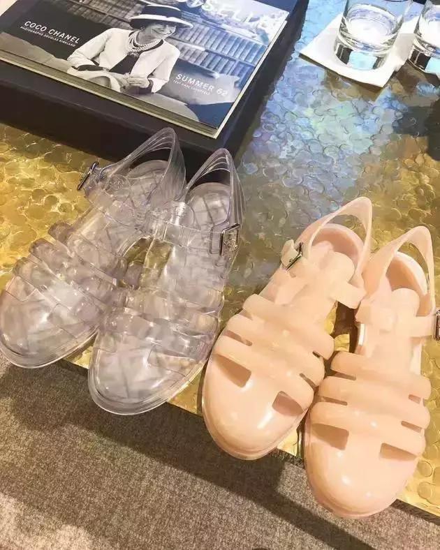 你小时候穿的塑料鞋，现在卖4000一双！快看家里还有没有……