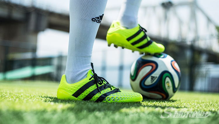 中场aj足球鞋,阿迪达斯碎钉顶级足球球鞋推荐
