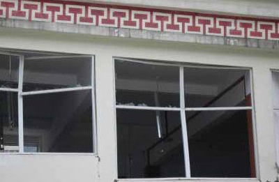 阳台窗框摇晃物业不给解决,楼房窗户倾斜找物业不管怎么办