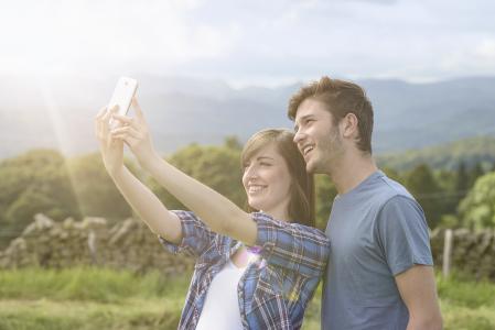 顶着大太阳发自拍的人，到底是一种什么心态
