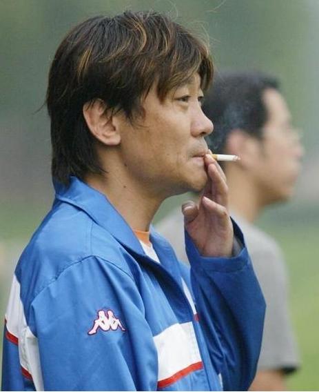 前国足队员喝酒,国足前队长喝啤酒纪录