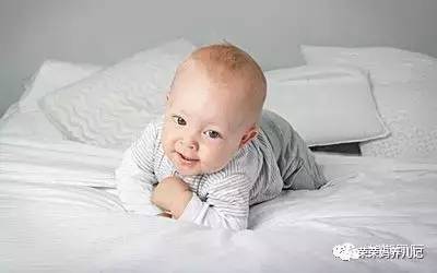 0-1岁幼儿爬行训练方法,爬行需要刻意训练吗