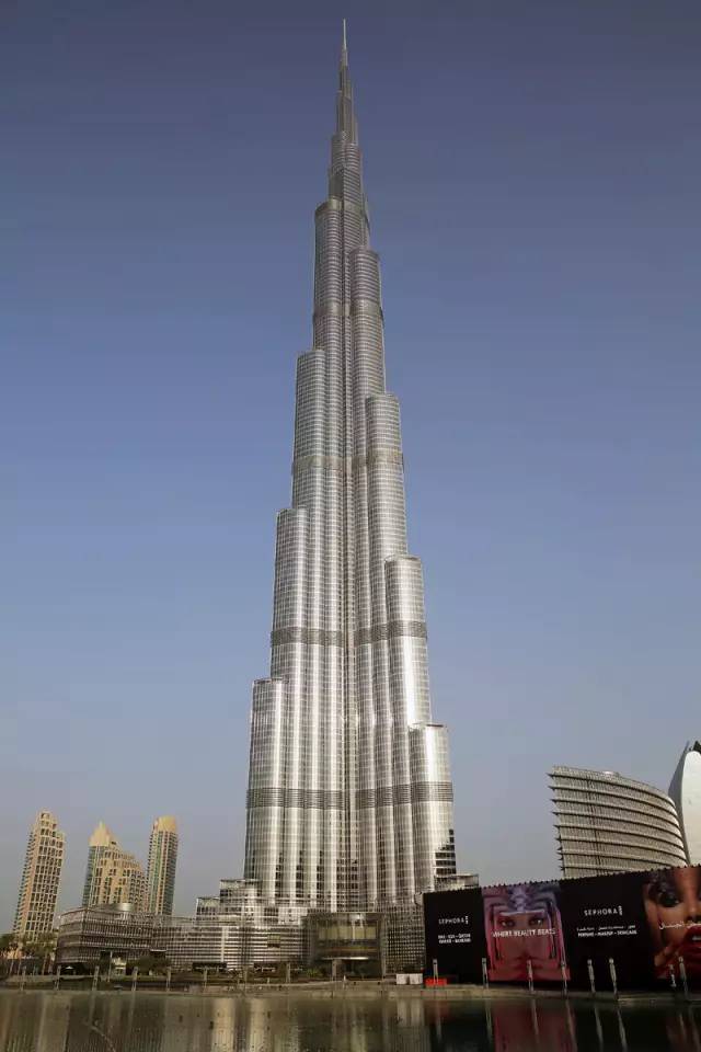 迪拜,一边是黄金,一边是黄土