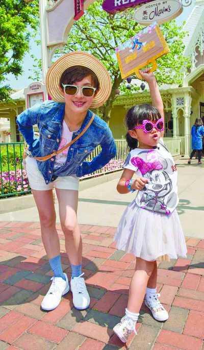 孙俪陪儿子打比赛,孙俪晒儿女踢球照