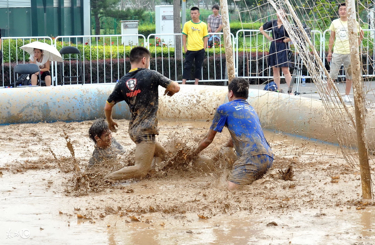 公司踢球领导没去，我和队友好像在踢世界杯一样刺激